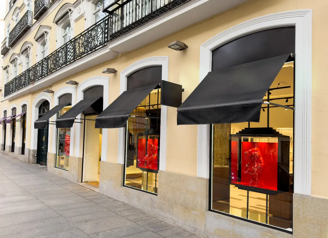 Façade vitrine de magasin en aluminium sur mesure à Royan